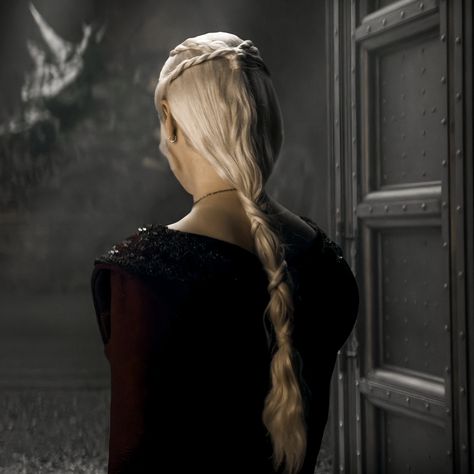 Rhanyera Targaryen Hair, Targeryan Hair, Rhaenyra Targaryen Hairstyle, Rhaenyra Targaryen Hair, Targaryen Braids, Rhaenyra Targaryen Aesthetic, Targaryen Hair, Emma Darcy, Football Outfit