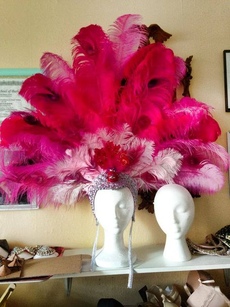 Showgirl headdress, pink pussycat. Showgirl Headdress, Burlesque Fashion, Mardi Gras Diy, Vegas Theme Party, Showgirl Costume, Vegas Showgirl, Samba Costume, Drag Queen Outfits, Vegas Theme