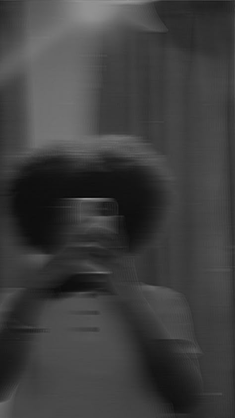 Afro #blurrypicture Photo Profil Instagram, No Face Body Pictures, Mirror Pictures Selfie, Aesthetic Blurry Mirror Selfie, Snapchat Filters Selfie, Blurry Pictures, Pelo Afro, Mirror Selfie Poses, Shadow Pictures