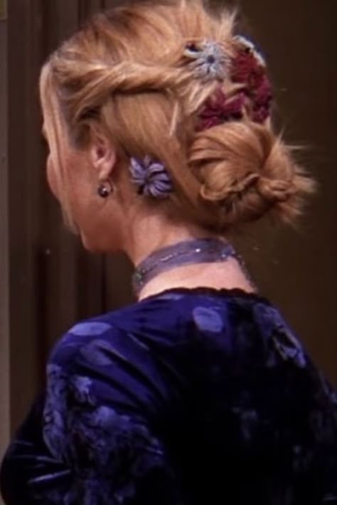 When it comes to iconic hairstyles, Jennifer Aniston (or Rachel Green) is normally your first thought, but can we take a minute please to appreciate the unsung icon that is Phoebe Buffay. #aesthetic #hair #hairstyles #fashion #haircolor #haircut #inspiration #ideas #style #friends Phoebe Buffay Hairstyles, Phoebe Hairstyles, Phoebe Buffay Hair, Friends Hairstyles, Phoebe Hair, Phoebe Buffay Outfits, Lisa Kudrow, Hair Icon, Phoebe Buffay