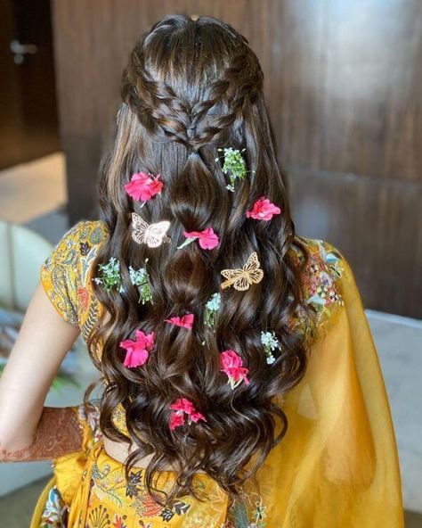 Bridal Hairstyle Ideas for Haldi Function - Yellow Dress Hairstyles - K4 Fashion Open Hairstyle, Butterfly Hairstyle, Mehndi Hairstyles, Hair Aesthetics, Engagement Hairstyles, Indian Wedding Hairstyles, Caramel Hair, Open Hairstyles, Design Hair