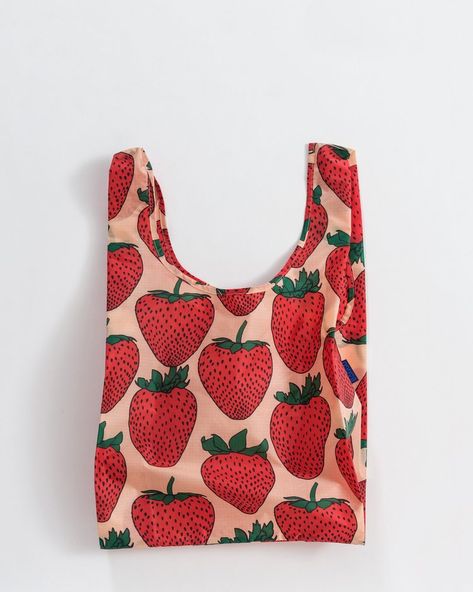 Baggu Strawberry, Folding Shopping Bags, Grocery Tote Bag, Plastic Grocery Bags, Favorite Handbags, Grocery Tote, Best Handbags, Strawberry Print, Eco Bag