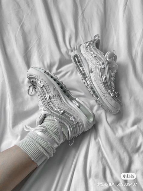 Outfit Inspo Acubi, Grunge Asian, Acubi Club, Aesthetic Brands, Makeup Chinese, Grunge Shoes, Chinese Social Media, Acubi Style, Ribbon Shoes