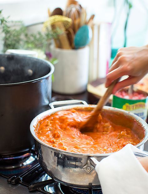 Buttery Tomato Sauce with Onion - Recipes | Tuttorosso Types Of Pasta, Recipe Categories, Delicious Appetizers, Italian Sauce, Tomato Pasta Sauce, Onion Sauce, Creamy Tomato Sauce, Dinner Entrees, Perfect Pasta