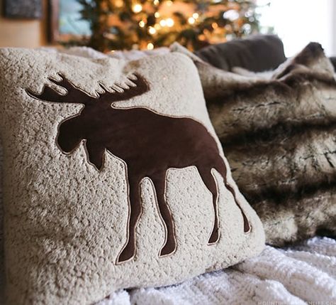 25 of the Most Inspiring Rustic Christmas Trees | MountainModernLife.com Cozy Christmas Home, Christmas Cottages, Moose Decor, Cozy Christmas Decor, Christmas Moose, Cabin Christmas, Fabulous Christmas, Mountain Modern, Diy Wood Signs