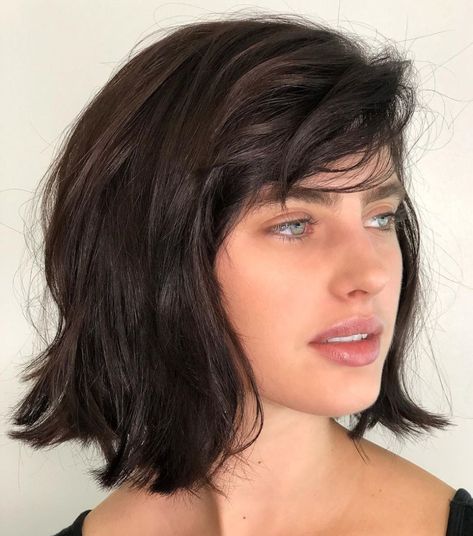 50 Super Flattering Haircuts for Oval Faces - Hair Adviser Bob Oval Face, Small Face Hairstyles, Good Hairstyles, Hairstyles For Oval Faces, Messy Wavy Hair, Shoulder Length Curly Hair, Messy Haircut, Messy Bob, Textured Haircut