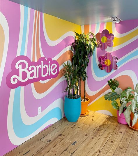 The Malibu Barbie Café Just Opened — And We Got a First Look Malibu Barbie House, Malibu Barbie Aesthetic Bedroom, Malibu Barbie Home Decor, Barbie Classroom, Barbie Dream House Decal, Retro Barbie Room, Barbie Aesthetic Dreamhouse, Barbie Malibu Dream House, Print Shop Ideas