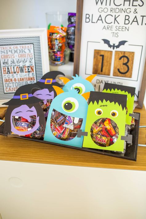 Halloween Trick Or Treat Goodie Bags, Halloween Bags For Classmates, Halloween Gift Ideas For Preschoolers, Halloween Goodie Box Ideas, Cricut Halloween Trick Or Treat Bags, Cricut Halloween Goodie Bags, Cricut Halloween School Treats, Small Halloween Treat Bags, Boo Treat Bags