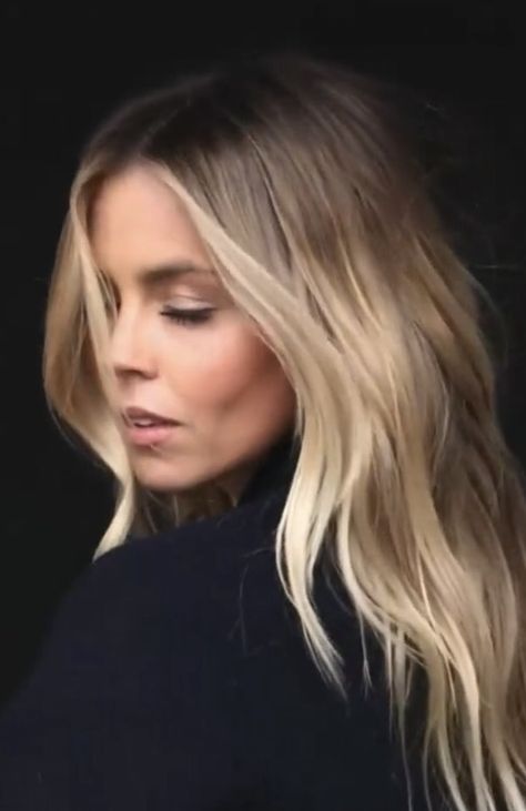 Blonde Balayage In Ponytail, Lived In Blond Hair, French Balayage Blonde, Natural Roots Blonde Hair, Blonde Cool Tone, Blonde Highlights Dark Roots, Root Stretch Hair, Smudge Root Blonde, Rooted Blonde