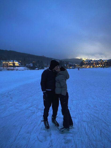 Ice Skating Date, Skating Date, Ice Skating Pictures, Christmas Couple Pictures, Skating Pictures, Couples Ideas, Snow Trip, Night Couple, Winter Inspo