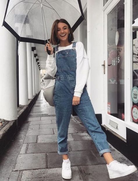 Looks tumblr feminino inverno – Crescendo aos Poucos Chloe Hayward Outfits, Rainy Sunday Outfit, Overalls Outfit Spring, Rainy Spring Outfit, Chloe Hayward, Simple Fashion Outfits, Rainy Sunday, Winter Trends