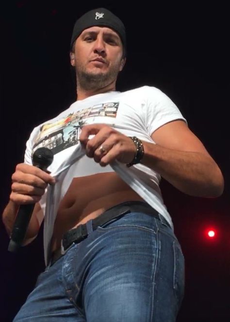 Such a tease with the suga bowl Luke Bryan Shirtless, Luke Bryan Fan, Luke Bryan Pictures, Coffee Chocolate, Country Music Artists, Tim Mcgraw, Country Music Stars, Dog Photo, Country Men