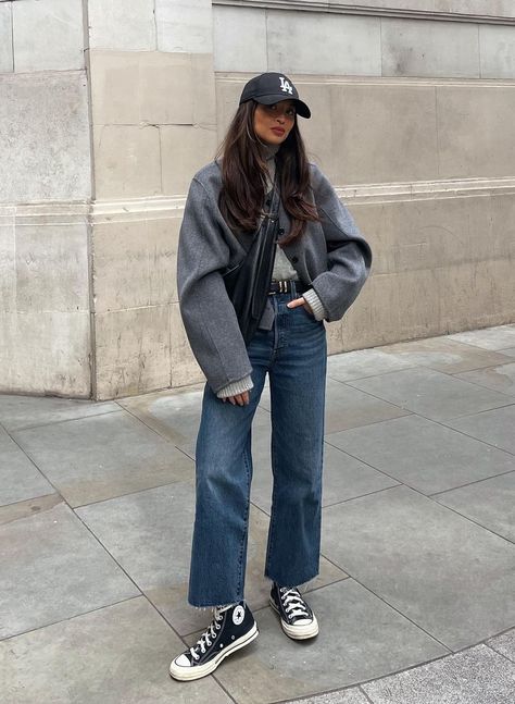 Faded Grey Jeans Outfit, Navy Blue And Gray Outfit, Gray Jeans Outfit Aesthetic, Dark Grey Jacket Outfit, Wide Leg Blue Jeans Outfit, Denim Jacket Winter Outfit, Taurus Lilith, Wide Leg Jeans Outfit Winter Casual, London Vacation Outfits