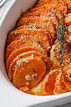 Parmesan Roasted Sweet Potatoes, Sweet Potato Side Dish, Sweet Potato Recipes Roasted, Sweet Potato Sides, Potato Side Dishes, God Mat, Veggie Side Dishes, Idee Pasto Sano, Garlic Parmesan