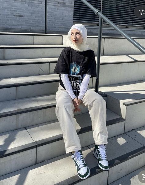 Street wear Hijabi Tshirt Outfit, Hijabi Oversized Tshirt Outfit, Hijab T Shirt Outfit, Street Wear Hijab, Hijabi Street Wear, Baggy Tshirt Outfit, Oversized T Shirt Outfit, Ootd Concert, Streetwear Photoshoot