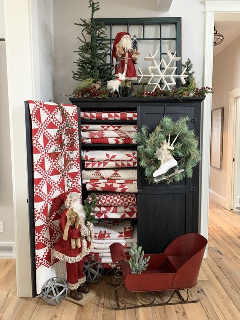 Long, Long Way From Home Quilting GiveAway by top US quilting blogger, Lisa Bongean Decorating With Antiques Ideas, Quilt Shop Displays, Quilt Display, Two Color Quilts, Red And White Quilts, Quilts Decor, Quilt Storage, Web Blog, Primitive Christmas