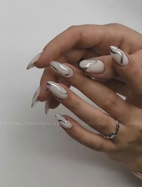 Metalic Swirl Nails, Silver Swirl Acrylic Nails, Chrome Nails With Swirls, Nails With Chrome Lines, White Nails Silver Design, Silver Chrome Swirl Nails, Silver Squiggle Nails, Milky White Nails With Silver Design, Crom Nailart