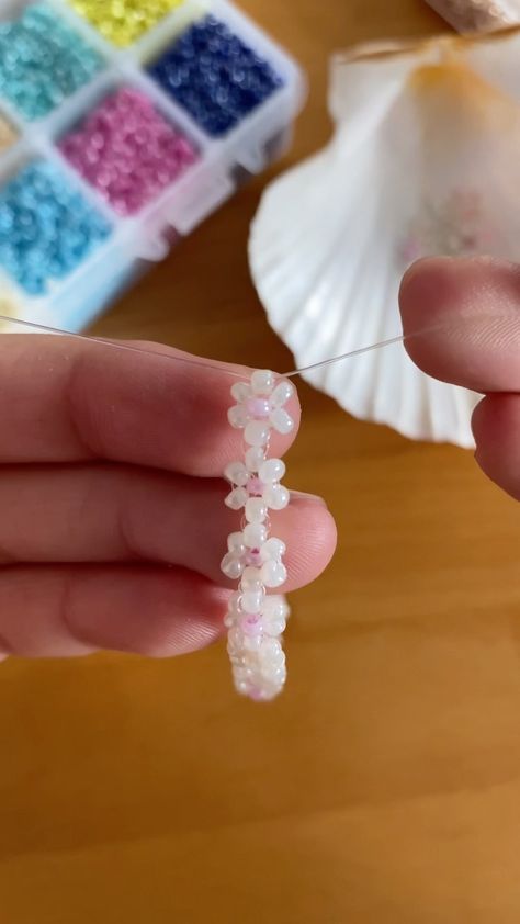 Stéphie - DIY x Food x Loisirs Créatifs | Comment faire un bracelet de fleurs en perles un peu décalé et qui change de d’habitude. #ete #summer #bracelet #perles #tuto #diy #creatif | Instagram Diy Collier, Summer Bracelet, Diy Things, How To Make Diy, July 10, Make And Sell, Bracelet, On Instagram, Instagram