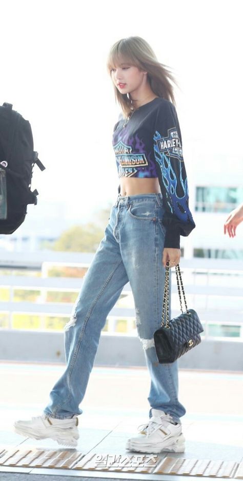 Lisa Airport Fashion, Lisa Outfit, Lisa Airport, Outfits Jean, Blackpink Outfits, Lisa Bp, Lisa Manoban, Lisa Lalisa, Pink Kpop