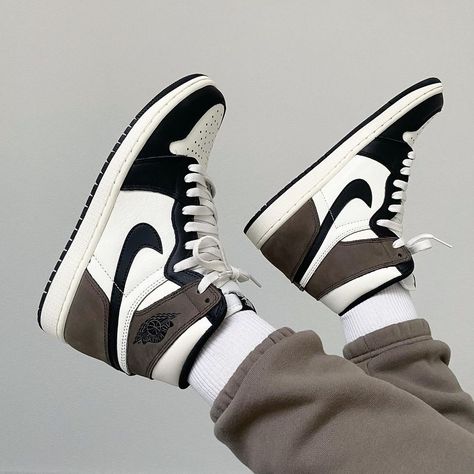 Air Jordan 1 Dark Mocha, Popular Nike Shoes, Jordan 1 Dark Mocha, Nike Jordans, Air Force Shoes, Jordan Shoes Girls, All Nike Shoes, Sneaker Lovers, Nike Shoes Jordans