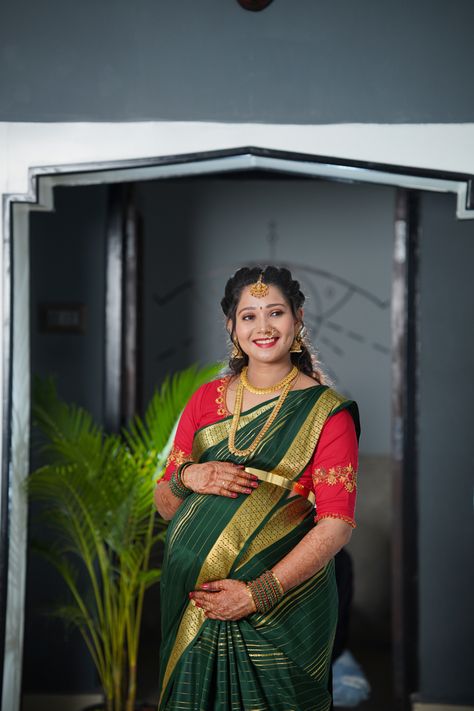 Valaikappu Photoshoot, Seemantha Decoration, Seemantham Poses, Baby Shower Saree, God Bharai, Indian Maternity Photos, Shower Poses, Pregnant Pictures, Couple Maternity Poses