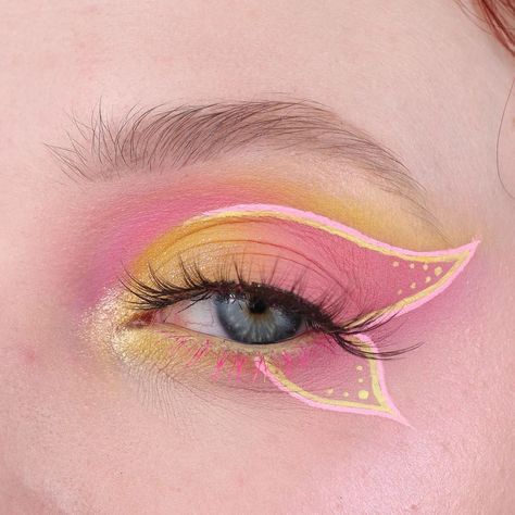 Rosy maple moth // Dryocampa rubicunda 🩷 Introducing a new series on my page: moth makeup!! #mothsofhappiness I freaking love moths bro. They're such cute creatures and they come in all shapes and sizes, so I thought it would be fun to do some makeup looks inspired by them and share more of their beauty 🥰🩷 Information I have found: The rosy maple moth is a day-active moth and can be found in North America. Their beautiful pink and yellow wings will reach a width of up to 5 cm, so they are ... Lunar Moth Makeup, Rosie Maple Moth, Moth Face Paint, Rosy Maple Moth Costume, Moth Makeup Halloween, Rosy Maple Moth Aesthetic, Luna Moth Makeup, Mothman Makeup, Rose Maple Moth