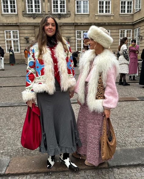 undefined Winter Fashion Week Street Style, Ukrainian Street Style, Satc Outfits Winter, Knitted Poncho Outfit, Comfy Cool Outfits, Shaggy Coat Outfit, Winter Outfits Hat, Eclectic Winter Outfit, Layer Outfits Winter