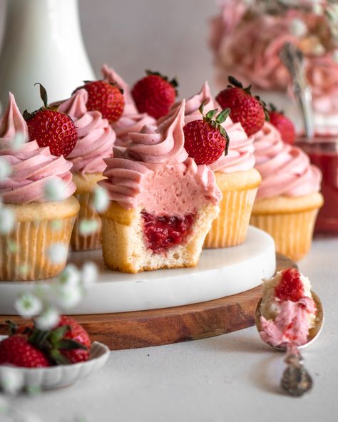 Chantilly Cupcakes, Custard Cupcakes, Aesthetic Cupcakes, Kat Singleton, Cupcakes Aesthetic, Strawberry Filled Cupcakes, Bloom Bakery, Chocolate Covered Strawberry Cake, Vanilla Bean Cupcakes