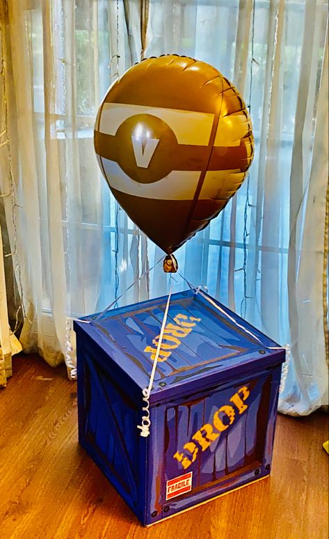 Gift box with balloon FortNite Fortnight Bedroom Ideas, Fortnite Supply Drop Box Diy, Fortnite Gift Ideas, Fortnite Room Decor Ideas, Fortnite Valentines, Fortnight Party, Creative Easter Baskets, Fortnite Party, Valentines Box