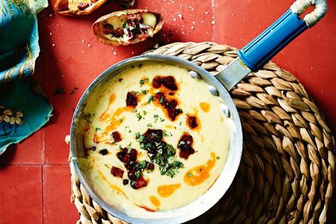 Queso fundido (Mexican cheese fondue) with hot potato skins Potatoe Skins Recipe, Hot Potato, Fondue Party, Queso Fundido, Donna Hay, Mexican Cheese, Potato Skins, Mexican Recipes, How To Make Cheese