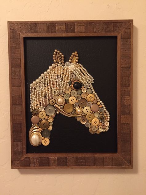 Horse Button Art, Horse Crafts For Adults, Button Art On Canvas, Vintage Buttons Crafts, Button Art Projects, Buttons Crafts Diy, Old Jewelry Crafts, Button Creations, Costume Jewelry Crafts