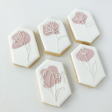 Valentines Cookie Gift Box Ideas, Goose Cookies Decorated, Modern Cookies Decorated, Elegant Royal Icing Cookies, Roundhouse Silhouette Cookies, Elegant Cookies Decorated, Flowers Cookies Decorated, Simple Cookie Designs, Roundhouse Cookies