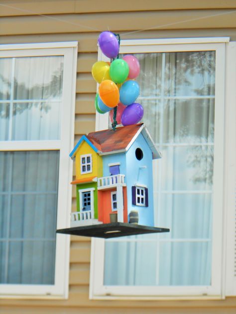 Fun Bird Houses, Barbie Bird House, Disney Birdhouse, Painted Bird Houses Ideas Diy, Cute Birdhouse Painting Ideas, Bird Houses Diy Painted, Funny Birdhouses, Painted Bird Houses Ideas, Bird House Painting Ideas