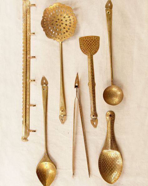 Vintage Kitchen Utensils, Brass Kitchen, Antique Kitchen, Wood Home, Gorgeous Kitchens, Copper Kitchen, Indian Decor, Brass Decor, Indian Home Decor