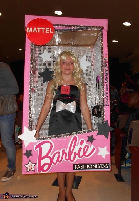 My 8 year old daughter wanted to be Barbie. She said to me how cool would it be if I was in a box. So the wheels started turning. We did some Google searches for ideas and we went from there. I bought a box... Karneval Diy, Diy Fantasia, Original Halloween Costumes, Barbie Halloween Costume, Birthday Barbie, Box Costumes, Barbie Halloween, Homemade Costume, Costume Works