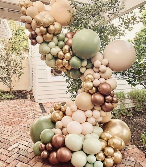 Baby Shower Connoisseur on Instagram: “I am loving everything about this earth tone color combo🙌🏻 @stylishsoireesperth @theeventcollectivex . . 👉TAG a friend that would love…” Deco Ballon, Garland Ideas, Orange Balloons, Garland Backdrops, Earth Tone Color, Metallic Balloons, Green Balloon, Baby Shower Inspiration, Balloon Backdrop