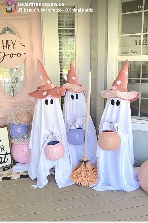 Pumpkins And Princesses Party, Unicorn Halloween Decorations, Easy Halloween House Decorations, Mini Couldren Ideas, Halloween Driveway Candy Table, Feminine Halloween Decor, Indoor Trunk Or Treat Table Ideas, Pink Trunk Or Treat Ideas, Barbie Halloween Decor