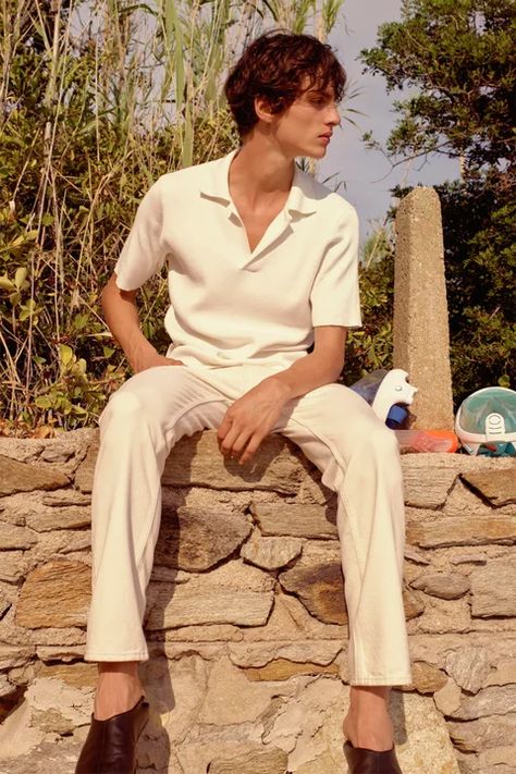 Sandro Spring 2021 Menswear Collection | Vogue White Outfit For Men, Foto Poses, Elegante Casual, Outfit Trends, Men Fashion Casual Outfits, Summer Outfits Men, Menswear Collection, White Outfits, Justin Bieber