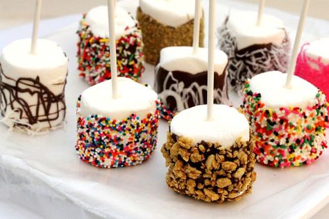 marshmallow pops...how fun and easy! And...what if they were dipped in chocolate and rolled in grahm cracker crumbs. SMORES! Dipped Treats, Covered Marshmallows, Buffet Dessert, Marshmallow Dip, How To Make Marshmallows, Pie Pops, Birthday Party Snacks, Christmas Garlands, Marshmallow Pops