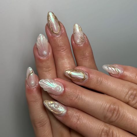 The prettiest ethereal mermaid nails 🐚 3D gel, shell design, chrome glaze in gold & blue/green, almond shape, pearls <3 Mermaid Nails With Pearls, Gold Mermaid Nails, Shell Nails Designs, Ethereal Nails, Nails 3d Gel, Ethereal Mermaid, Shell Nails, Gold Mermaid, Mermaid Shell