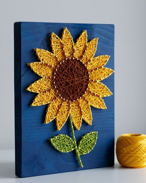 🌻 Time for our medium size string art sunflower to shine! 🌻 Now available in a 6x8 inch size (for our metric friends - 15 x 20 cm), featuring a vibrant green stem and adorable leaves on the sides. 🌿 Let this charming piece add a touch of sunshine to your space! ☀️ #SunflowerDIY #StringArt #BringingSunshine #stringart #stringartshop #craftkit #craftkitforadults Diy Sunflower Decor, Sunflower String Art, Pioneer Day Activities, Lippon Art, فن الرسم بالمسامير, Boho Crafts, Art Sunflower, Boho Crafts Diy, String Crafts