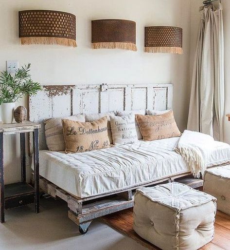 17 Unique DIY Daybed Ideas Perfect for a Multipurpose Space Guest Room Daybed, Farmhouse Daybeds, Pallet Bank, Wooden Pallet Beds, Daybed Room, Sofa Daybed, Diy Daybed, Pallet Bed, Deco Studio