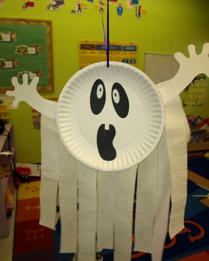 Paper Plate Ghost Kindergarten Halloween, Diy Halloween Dekoration, Dekorasi Halloween, Bricolage Halloween, Cheap Halloween Decorations, Ghost Crafts, Halloween Fest, Halloween Arts And Crafts, Halloween Preschool