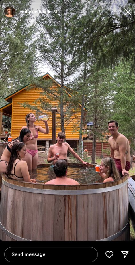 Friends In Hot Tub, Cabin Instagram Pictures, Cottage Party, Cabin Getaway, Friend Ideas, Cabin Trip, Young Wild Free, Hot Tub Garden, Fall Break