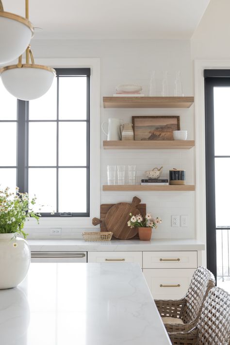 Kitchen Shelves Beside Window, Open Shelves Around Kitchen Window, Open Shelf Kitchen Ideas Modern, White Shelves Kitchen, Open Shelf Kitchen Ideas, Hello Fashion Blog, Cocina Shabby Chic, Kitchen Floating Shelves, Dark Windows