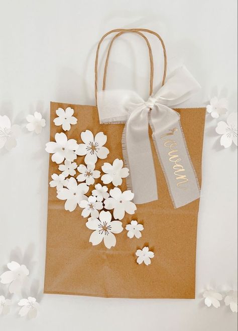 Homemade Paper Bag, Diy Paper Bag Design, Kraft Bags Decoration, How To Decorate Brown Paper Gift Bags, Gift Bags Decorating Ideas, Pretty Gift Bags Packaging Ideas, Present Bags Ideas, Decorate Gift Bags Diy, Brown Gift Bag Decorating Ideas