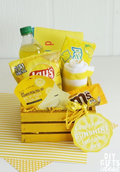 This DIY Yellow Gift Basket is the perfect way to brighten someone's day! An all yellow gift basket is such a great way to add some sunshine to someone's day!Color-themed gifts are one of my favorite gifts to put together! Not only are they fun to shop for, but they look amazing and they always bring a smile to someone's face!This yellow themed gift basket is so bright and cheery, it's hard NOT to smile looking at it! I have given these multiple times to friends, and it always brings the perfect Yellow Gift Basket Ideas, Yellow Gift Basket, Yellow Themed Gifts, Yellow Gifts Basket, Blue Gift Basket, Summer Gift Baskets, Pink Gift Basket, Theme Baskets, Unique Gift Baskets