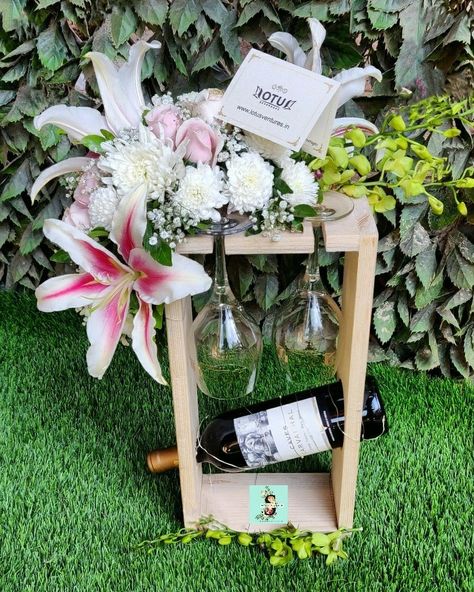 Wine Hamper Ideas, Wine Bottle Packing Ideas, Diwali Edit, Classy Packaging, Vodka Packaging, Fruit Hampers, Corporate Gift Baskets, Cupcake Gift, Gold Decal