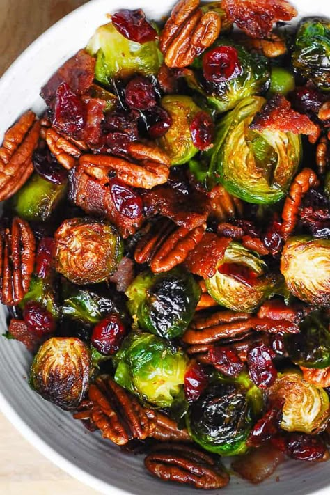 Christmas Brussels Sprouts with Bacon, Pecans, and Cranberries Christmas Brussels, Roasted Brussels Sprouts With Bacon, Christmas Side Dish, Veggie Side Dish Recipes, Brussels Sprouts With Bacon, Brussel Sprout Recipes Roasted, Christmas Side, Christmas Side Dishes, Plats Healthy