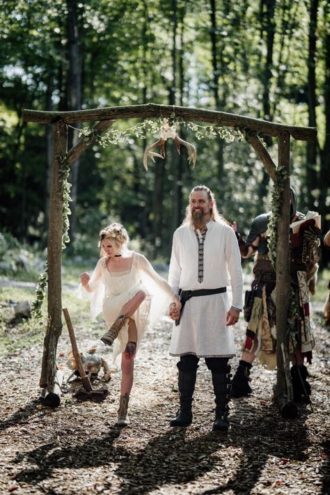 bride and groom wedding portraits Mens Pagan Wedding Attire, Viking Wedding Ideas Grooms, Viking Wedding Ideas Dresses, Mens Viking Wedding Attire, Viking Elopement, Viking Style Wedding, Viking Wedding Decor, Vikings Wedding, Barn Door Wedding